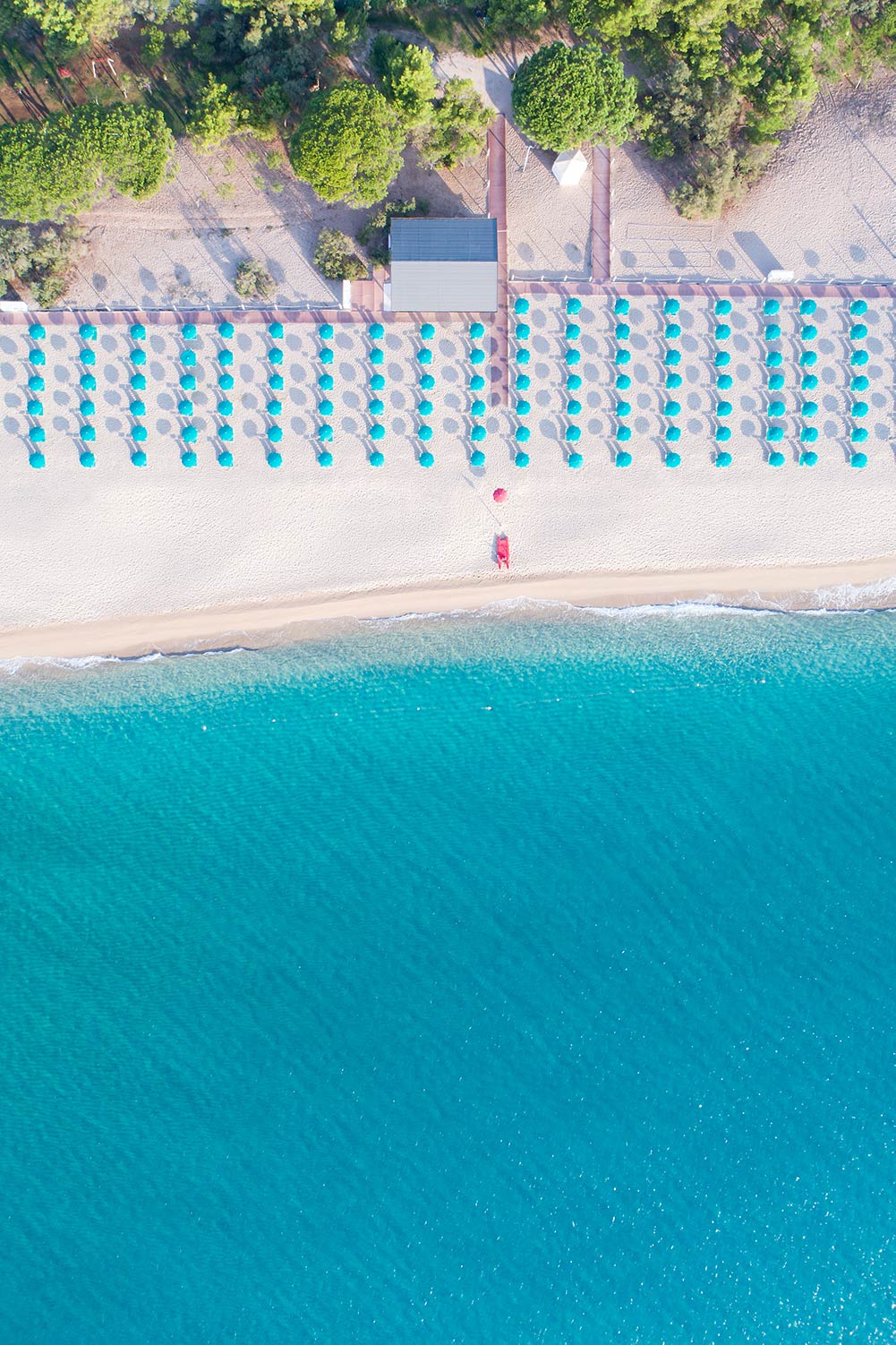 Luftaufnahme: privates Strandbad und Bar am Pool